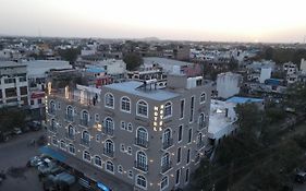Hari Leela Fort View Palace